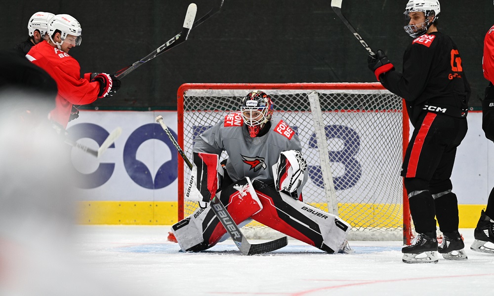 Тольяттинская «Лада» проявляет интерес к голкиперу омского «Авангарда» Михаилу Бердину