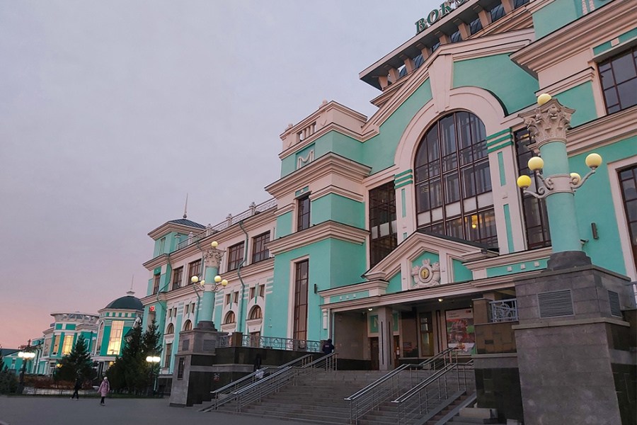 На железнодорожном вокзале Омска услугой сопровождения с начала года воспользовались почти 2 тысячи маломобильных граждан