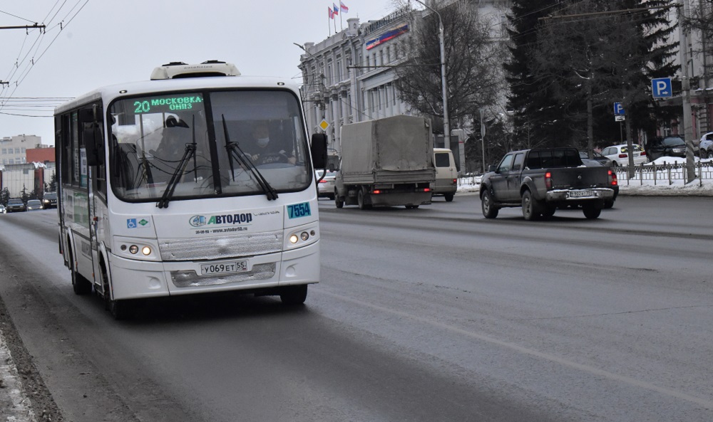 Мэр Омска Сергей Шелест сообщил, что средняя зарплата водителя автобуса составляет 73 тысячи рублей