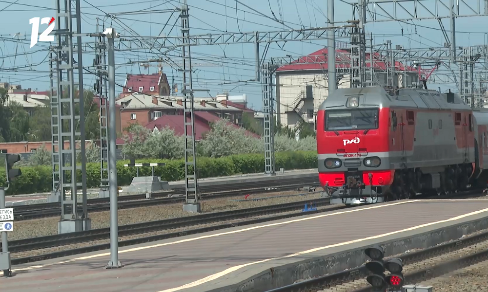 Полпред президента РФ в СФО Анатолий Серышев поздравляет омских железнодорожников с профессиональным праздником