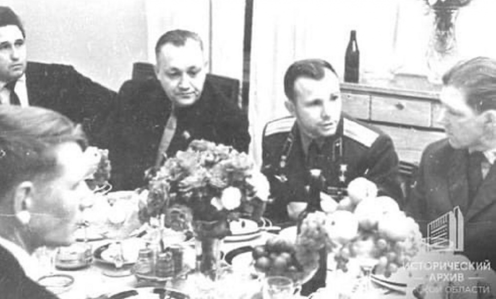 ОАО «Омский аэропорт» опубликовало редкие фото Юрия Гагарина, сделанные в нашем городе