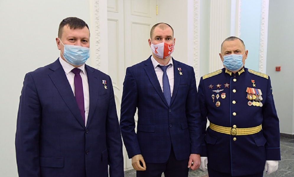 Сергей Меняйло и Александр Бурков встретились с омскими героями Советского Союза и России