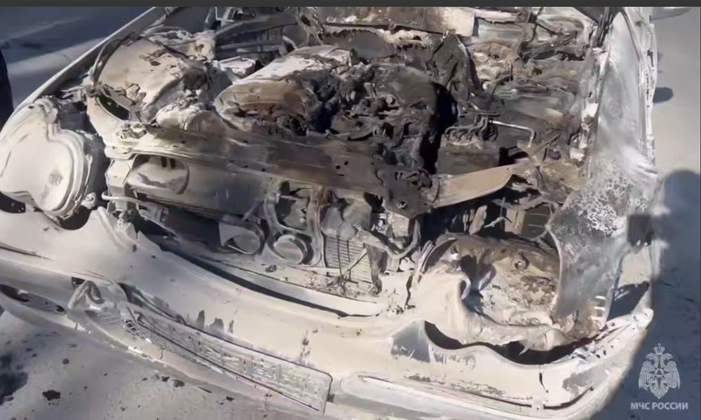 В Омске старший пожарный Дмитрий Барышников помог потушить возгорание в автомобиле в выходной день