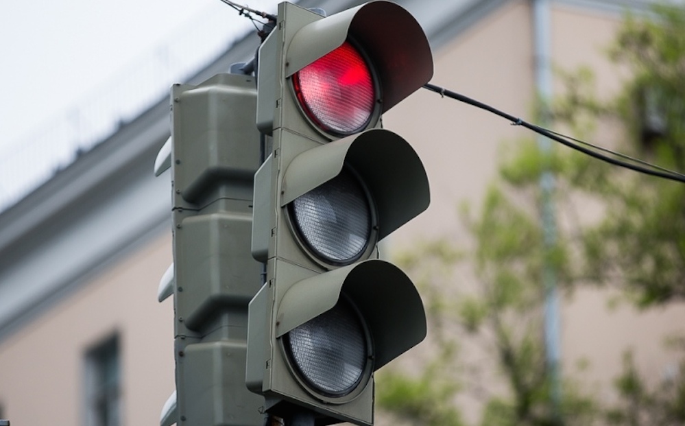 В Омске улучшили работу светофора на 10 лет Октября