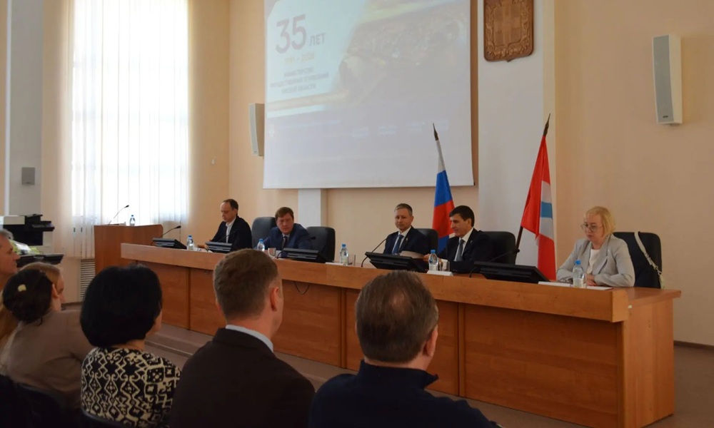В Омской области 19 специалистов получили награды к 35-летию системы управления госсобственностью