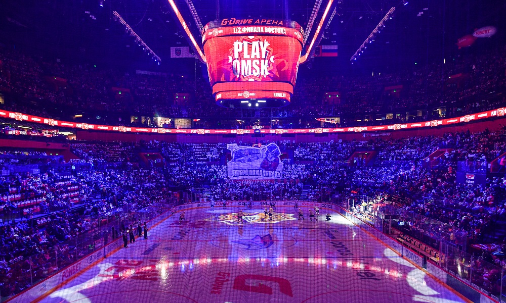 В Омске фаната «Металлурга» арестовали на семь суток за демонстрацию свастики во время хоккейного матча