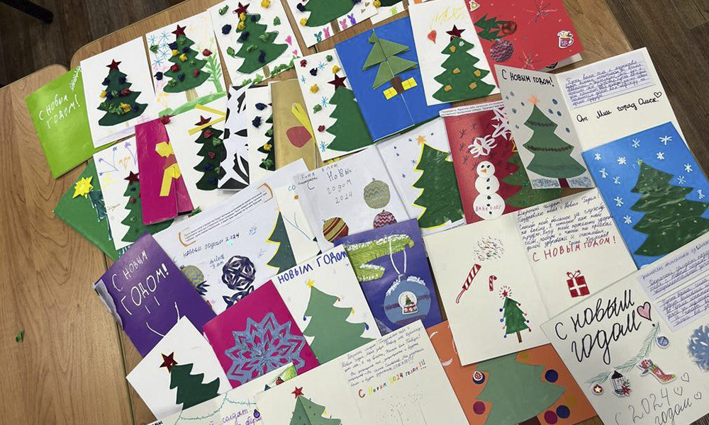 Юные омичи изготовили новогодние открытки для бойцов-земляков