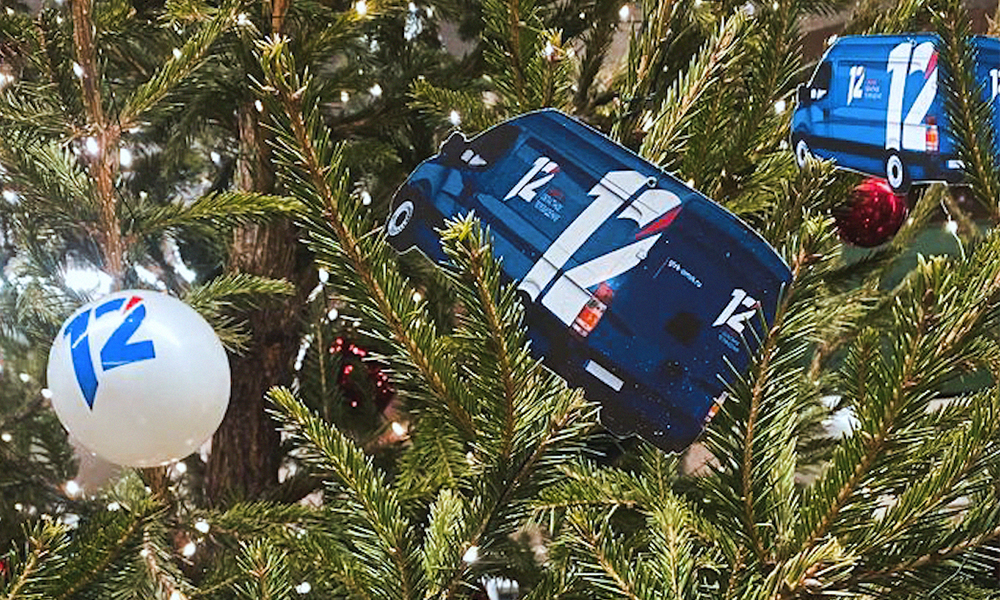 Брендированная ёлка 12 канала украшает главную зимнюю улицу Омска