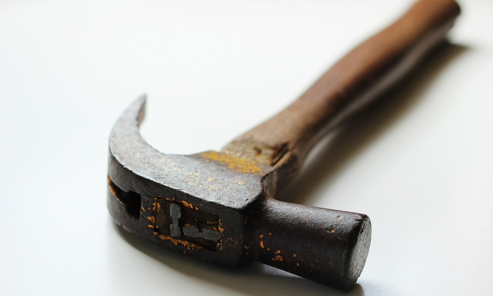 Омич попытался выгнать приятеля из своего дома, за что гость убил его молотком