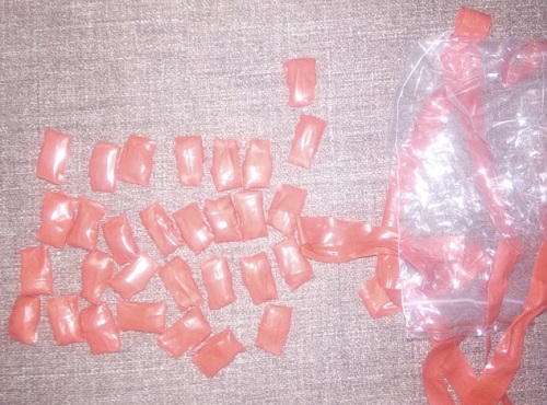 Омич с "солью" вывел на след оптового наркокурьера