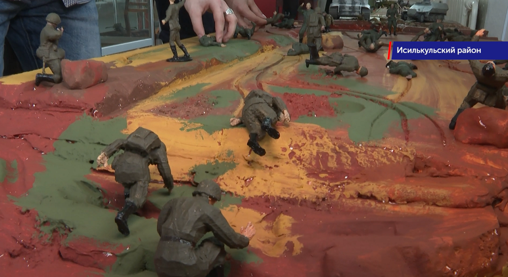 Оружие победы руками школьников: в Исилькульском музее ученики создают выставку военной техники