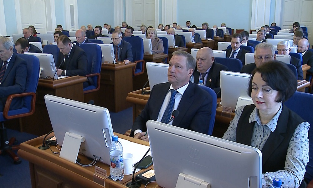 В Омской области приняли закон, упрощающий порядок декларирования доходов для депутатов