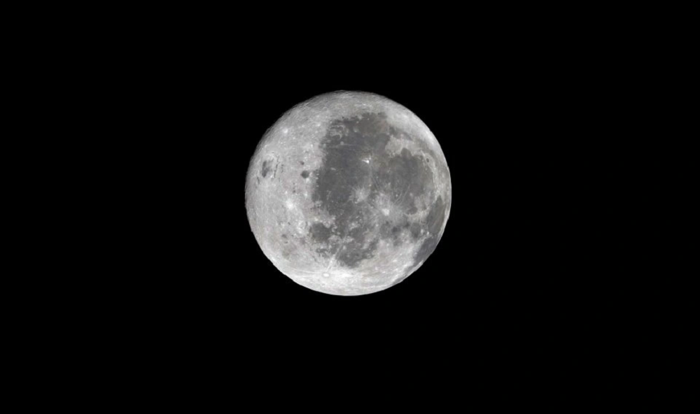 Астронавты, облетевшие Луну, предложили назвать кратер именем умершей от рака жены своего командира