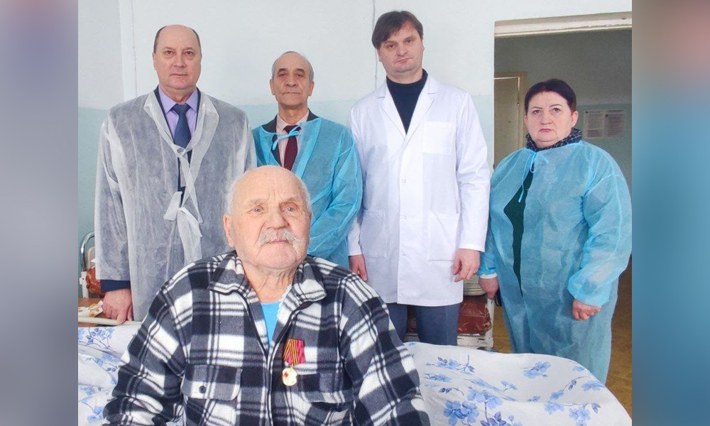 В Москаленском муниципальном округе вручили первую юбилейную медаль к 80-летию Победы