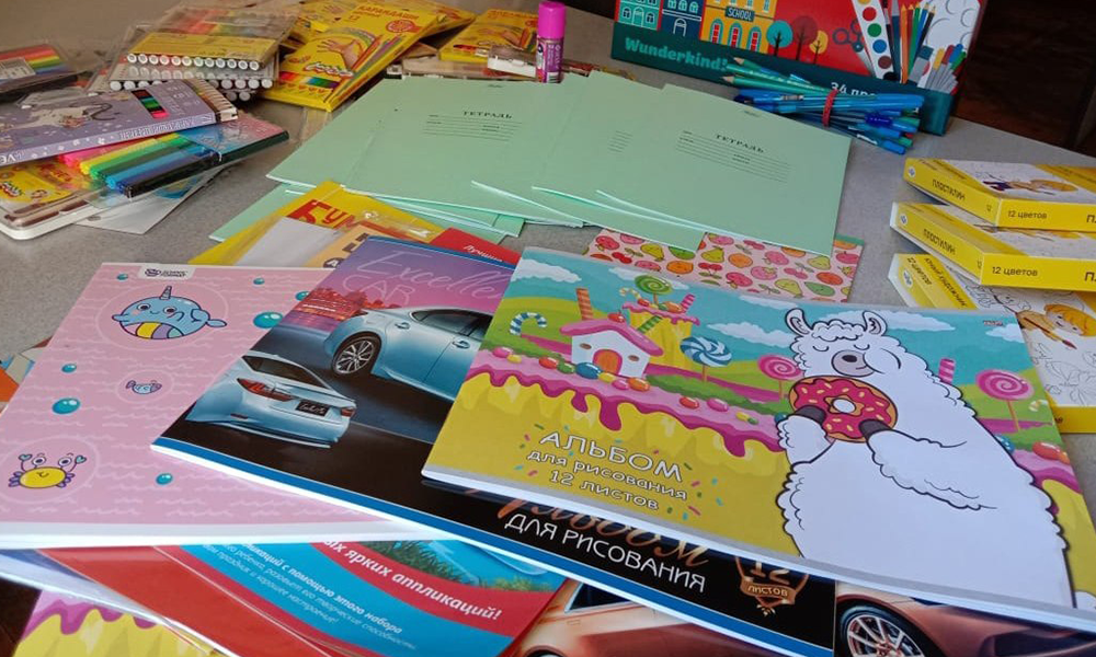 В Омске семьям участников СВО помогают подготовить детей к школе