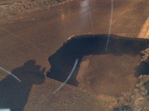 На Левобережье Омска провалился асфальт на дороге