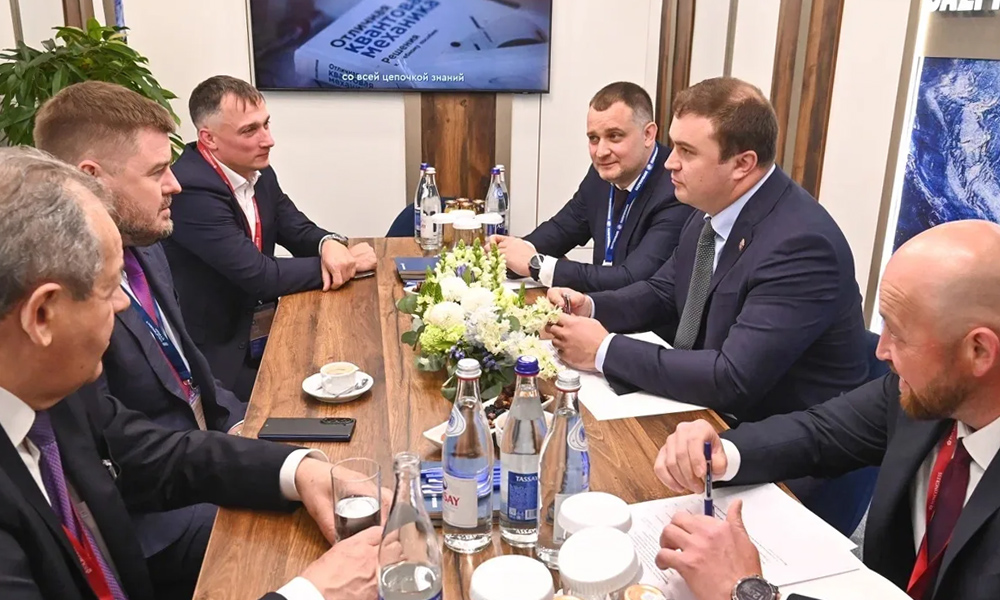 Виталий Хоценко обсудил на ПМЭФ ход строительства Северного обхода Омска