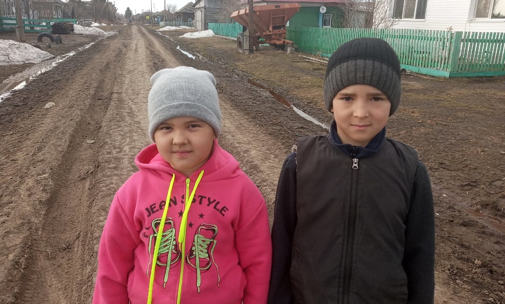 Юного омича, спасшего подругу из выгребной ямы, наградят в МЧС 