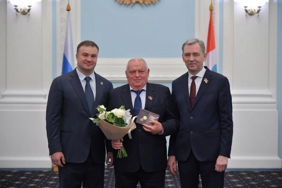 Виталий Хоценко и Александр Артёмов поздравили областных парламентариев всех созывов с юбилеем Законодательного Собрания 