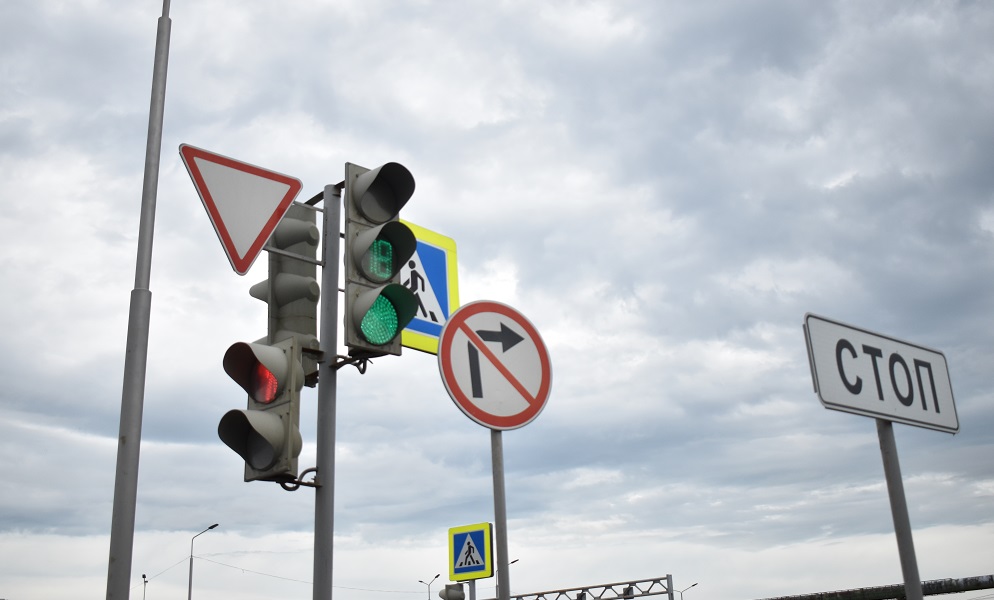 В Омске изменили работу светофоров на двух перекрёстках