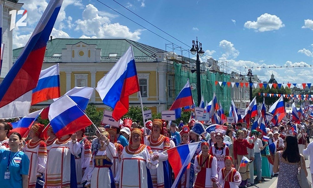 В Омске в честь Дня России состоялся Парад национальностей