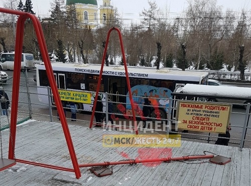 Шестилетнего омича придавило качелями 
