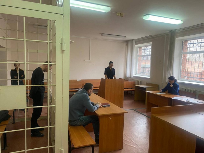 В Омске курьер совершил налёт на квартиру, куда ранее приносил заказ