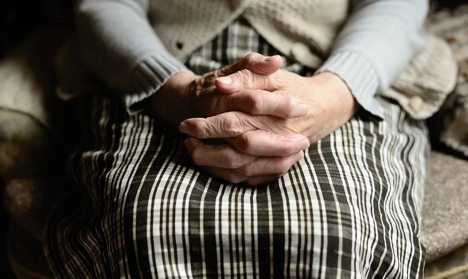 "Пообещал впредь порядок не нарушать": полиция проверила семью, где избивали пожилую омичку