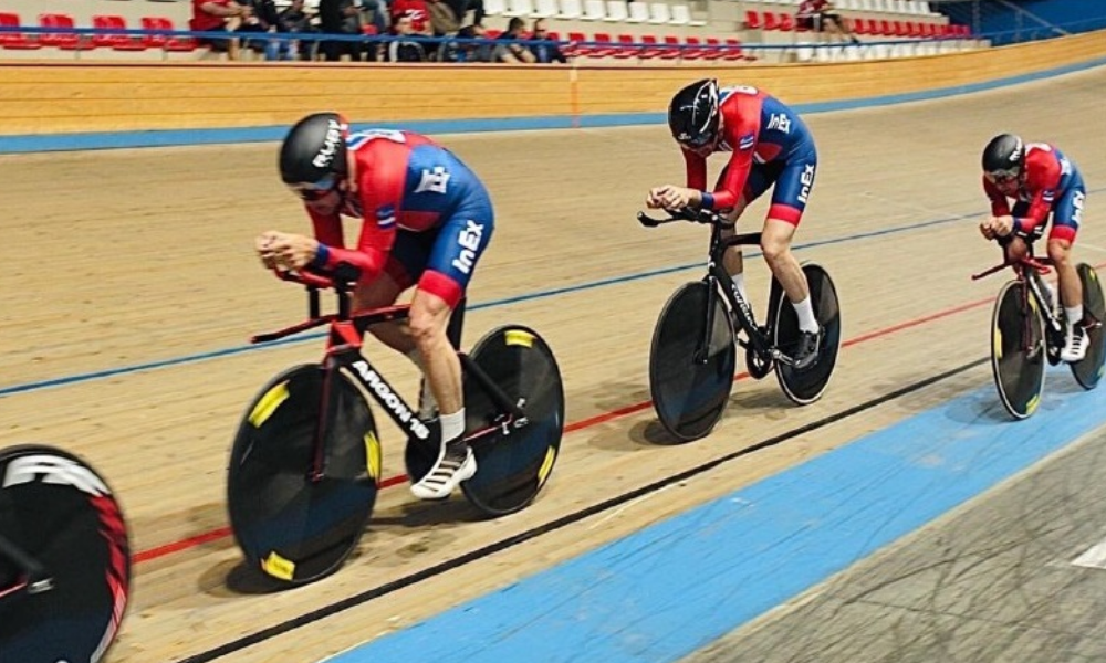 Омские спортсмены одержали победу в командной велогонке «Рекорд дальности»