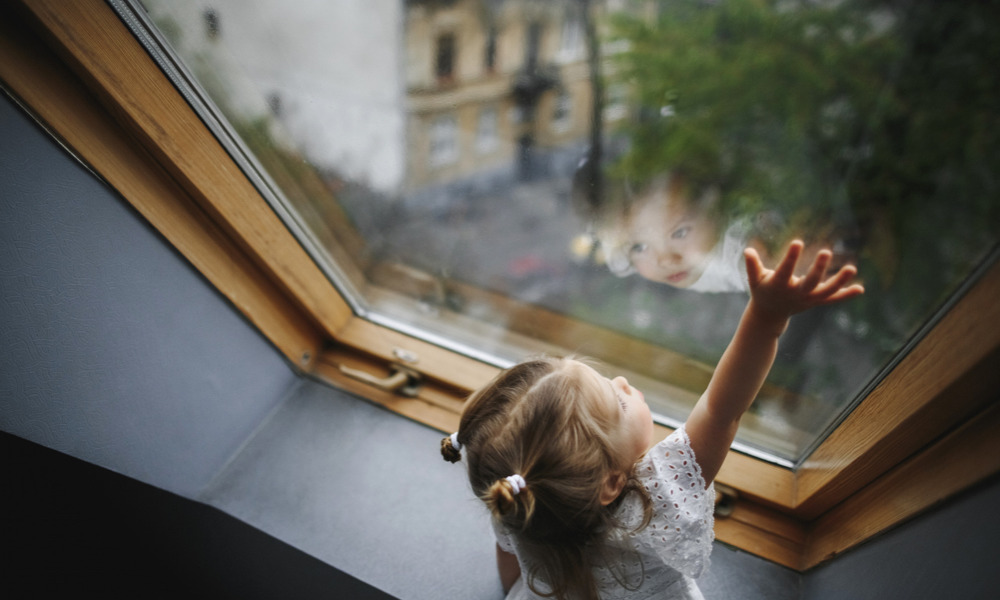 В Советском округе Омска из окна квартиры на 3 этаже выпала 5-летняя девочка 