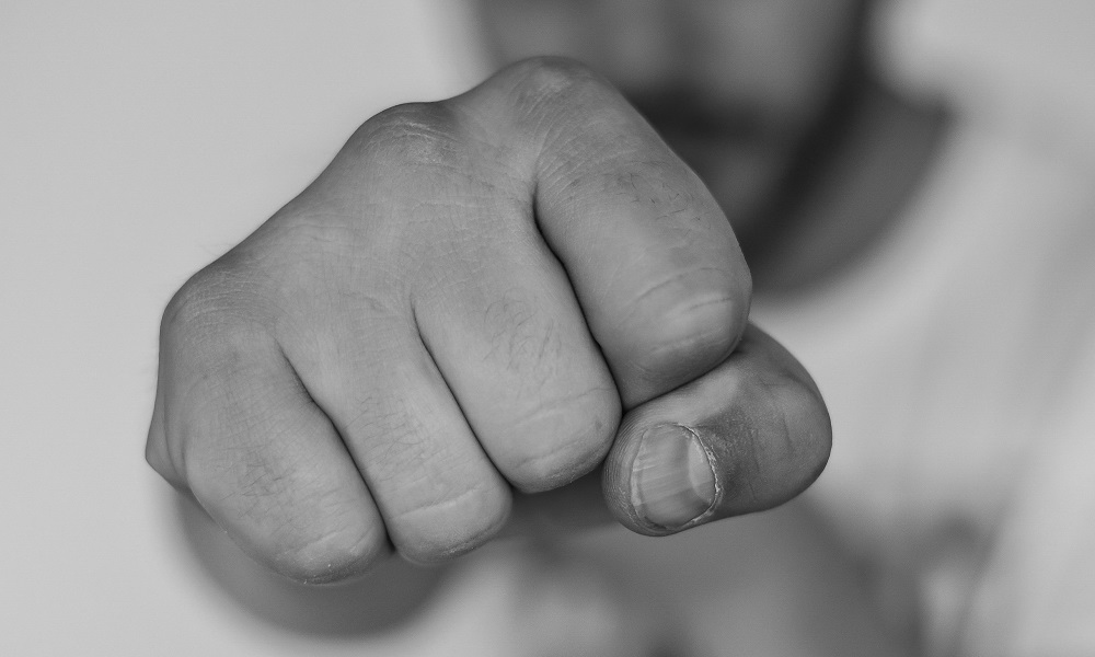 «С тобой будет хуже»: омич жестоко избил свою мать, пытаясь вернуть бывшую сожительницу