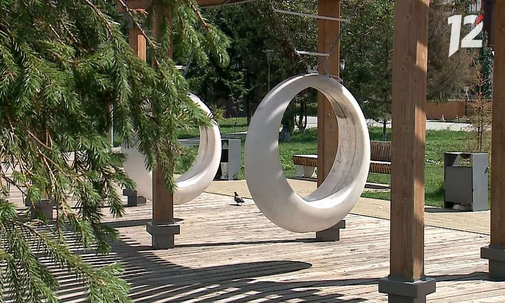 Мэрия Омска рассматривает вариант убрать качели-кольца на Театральной площади