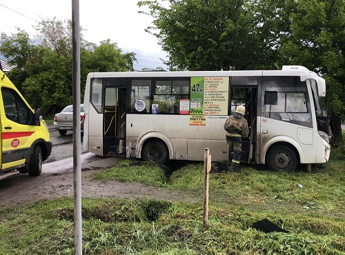 В Омске Subaru и ПАЗ с 15 пассажирами не поделили дорогу