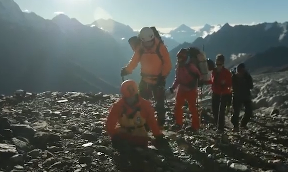 Выживший при обрушении казармы в Омске десантник Рустам Набиев испытывает свои силы в Гималаях