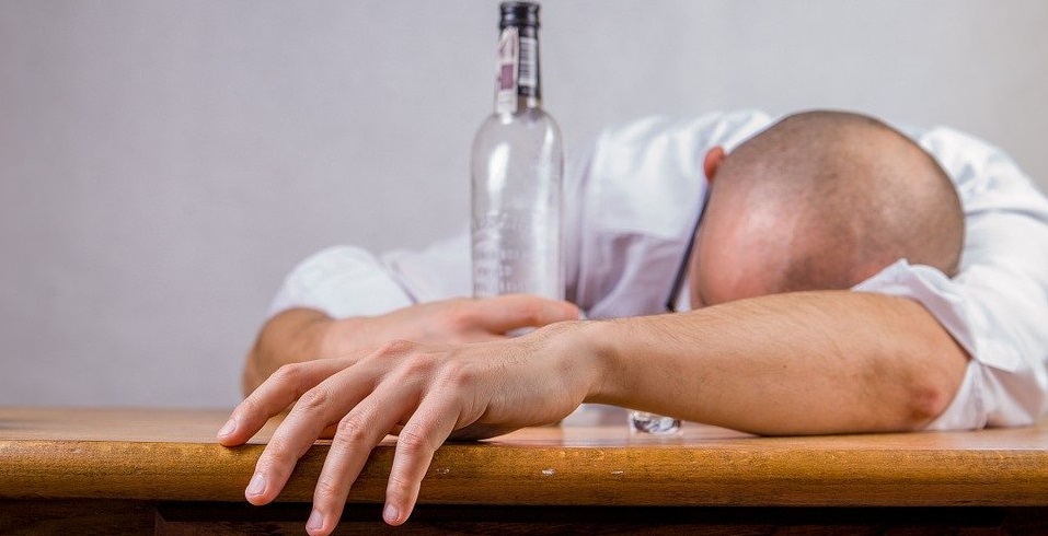 Омич бурно отметил возвращение с вахты и лишился 100 тысяч рублей