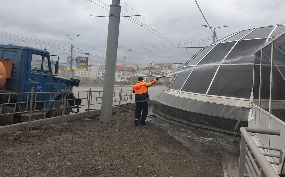 В Омске дезинфицируют мосты и переходы