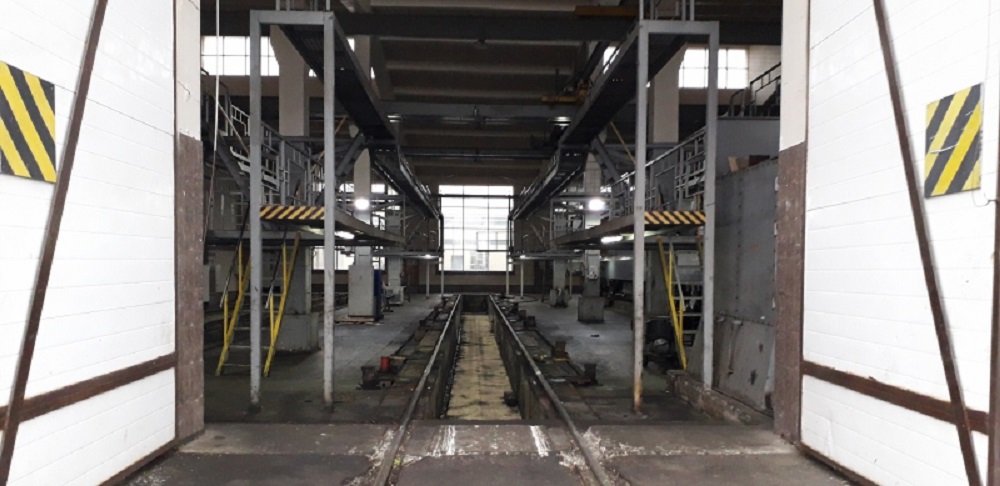 В омском депо женщину зажало локомотивом 