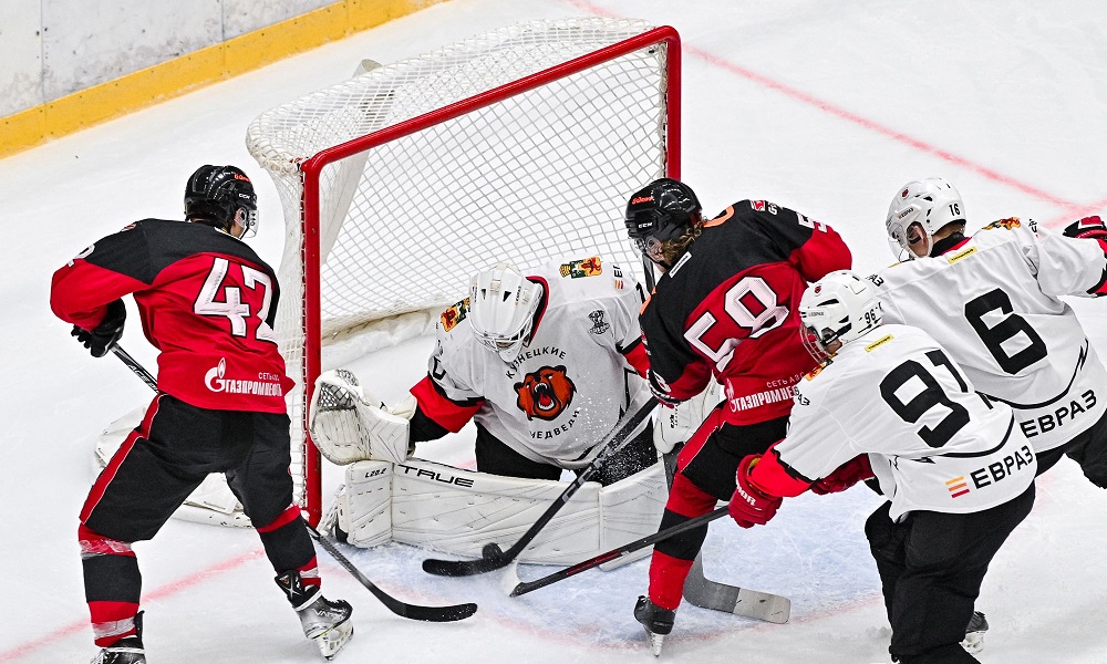 «Омские ястребы» обыграли «Кузнецких Медведей» со счётом 6:4