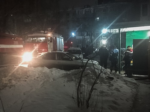 Ночью омские пожарные эвакуировали жителей горящей многоэтажки