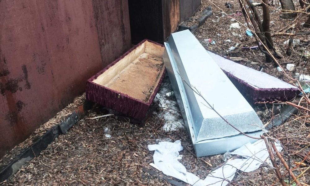 В Омске за гаражами обнаружили брошенные цинковые гробы — организована проверка