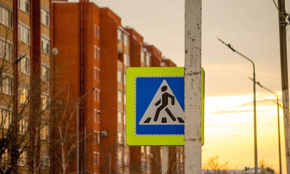 За год в Омской области рядом со школами стало в два раза больше пешеходных переходов со светофорами 