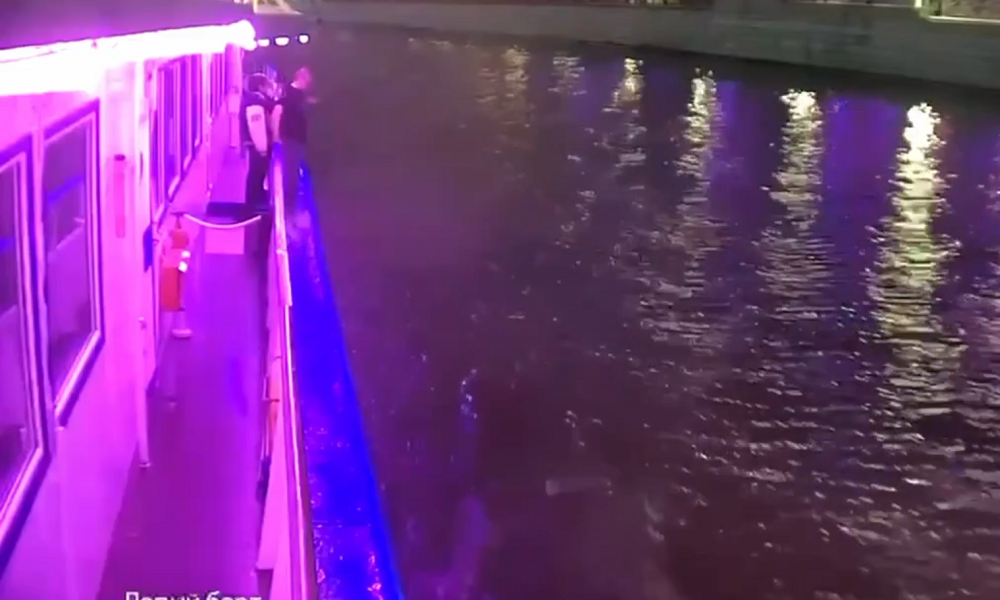 Молодой омич спрыгнул за борт круизного лайнера в Москву-реку и доплыл до берега 