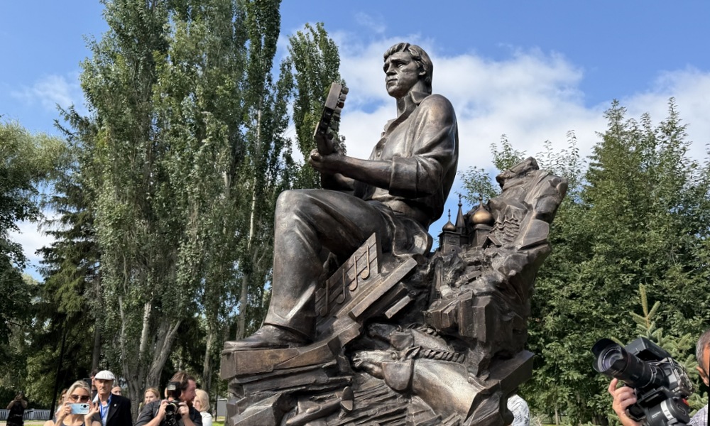 Виталий Хоценко и Алексей Оверчук открыли в Омске памятник Владимиру Высоцкому
