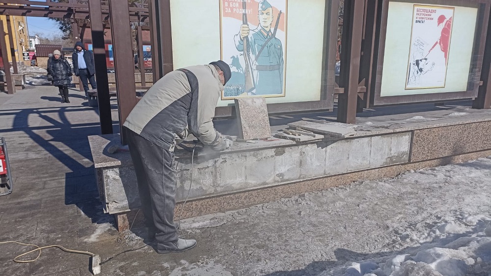 В Омске начали ремонтировать подпорную стенку на бульваре Победы