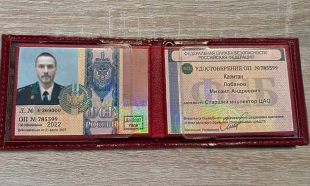 Мошенник обманул пожилого омича, выдав себя за силовика с фотографией актёра на удостоверении