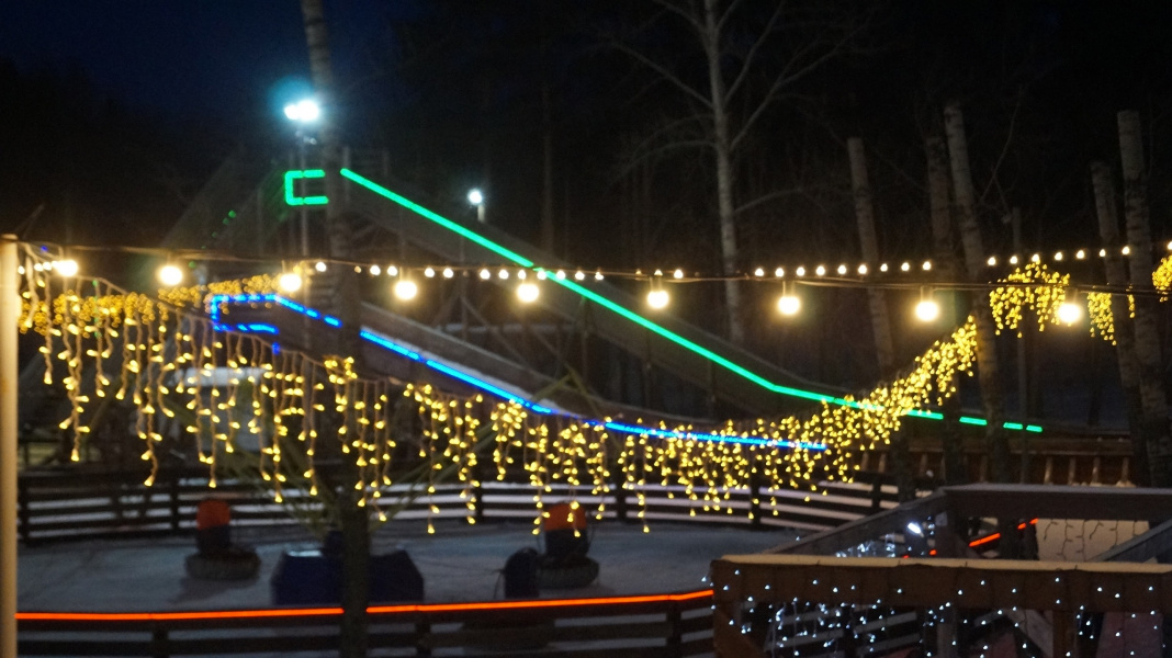 В омском парке приостановили работу горок 