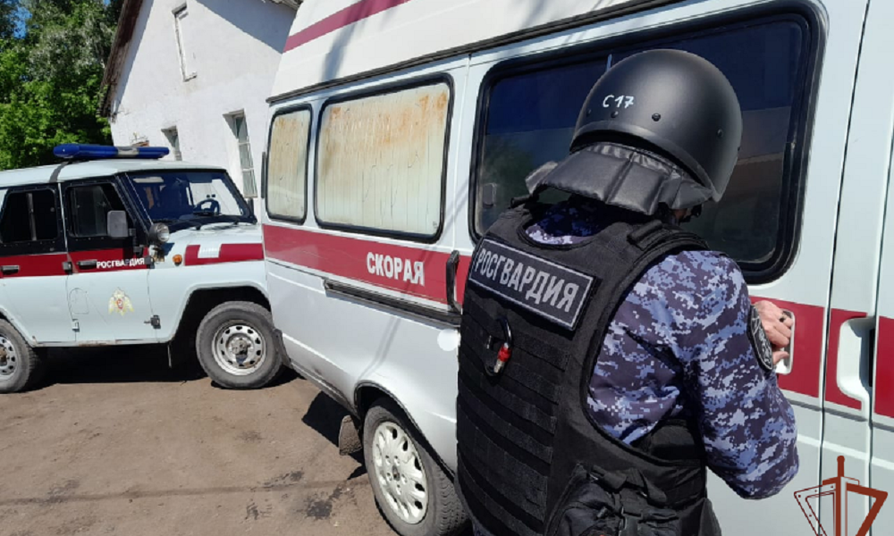 Омские росгвардейцы помогли врачам справиться с агрессивным пациентом