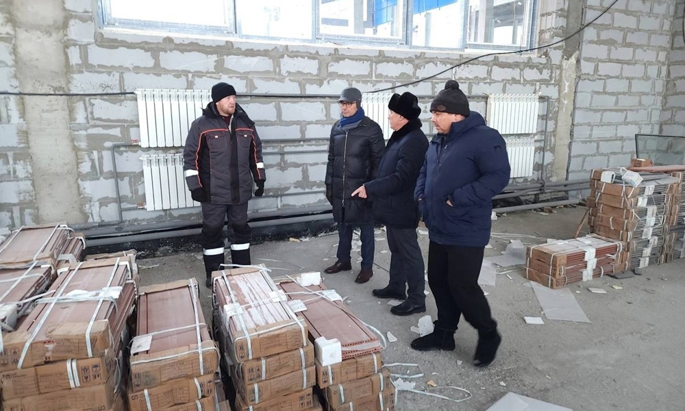 Депутат Госдумы Игорь Антропоненко проверил, как продвигается строительство школы в Черлакском районе 