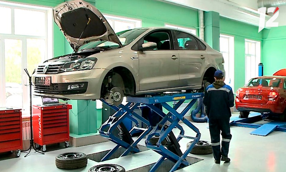 Из-за ранних снегопадов в Омской области в полтора раза вырос спрос на шиномонтажников и автослесарей