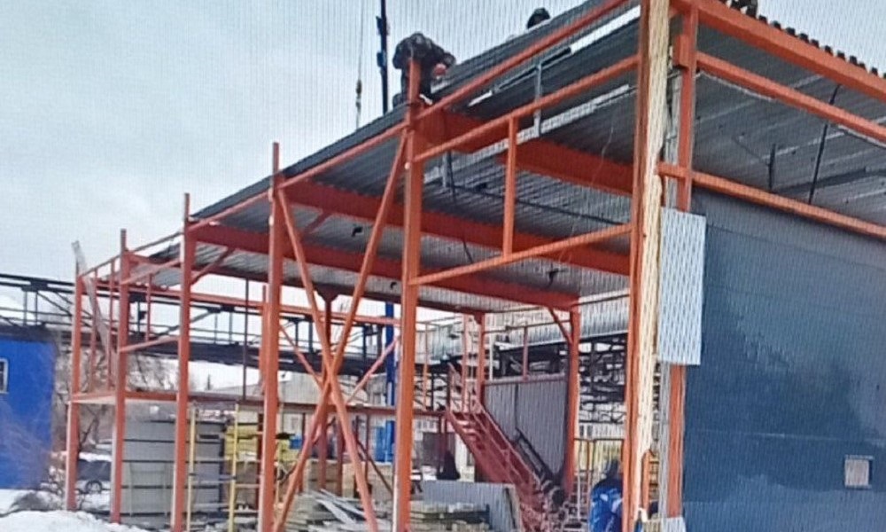 Омские приставы заставили предпринимателя снести незаконное строение в Кировском округе 